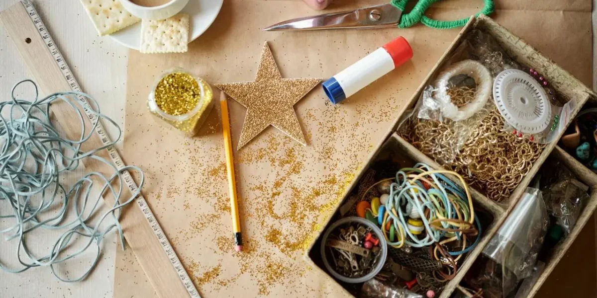 Domowe inspiracje na dekoracje z materiałów z recyklingu