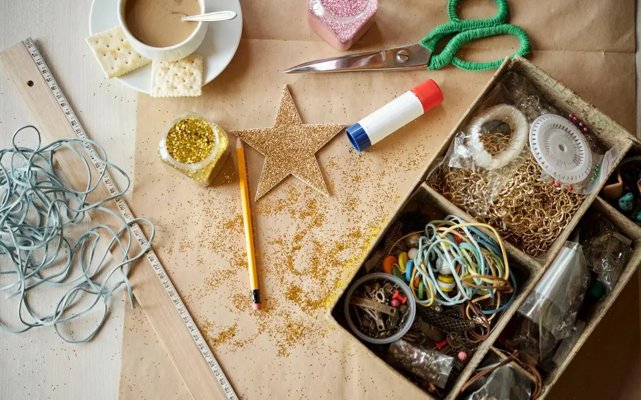 Domowe inspiracje na dekoracje z materiałów z recyklingu