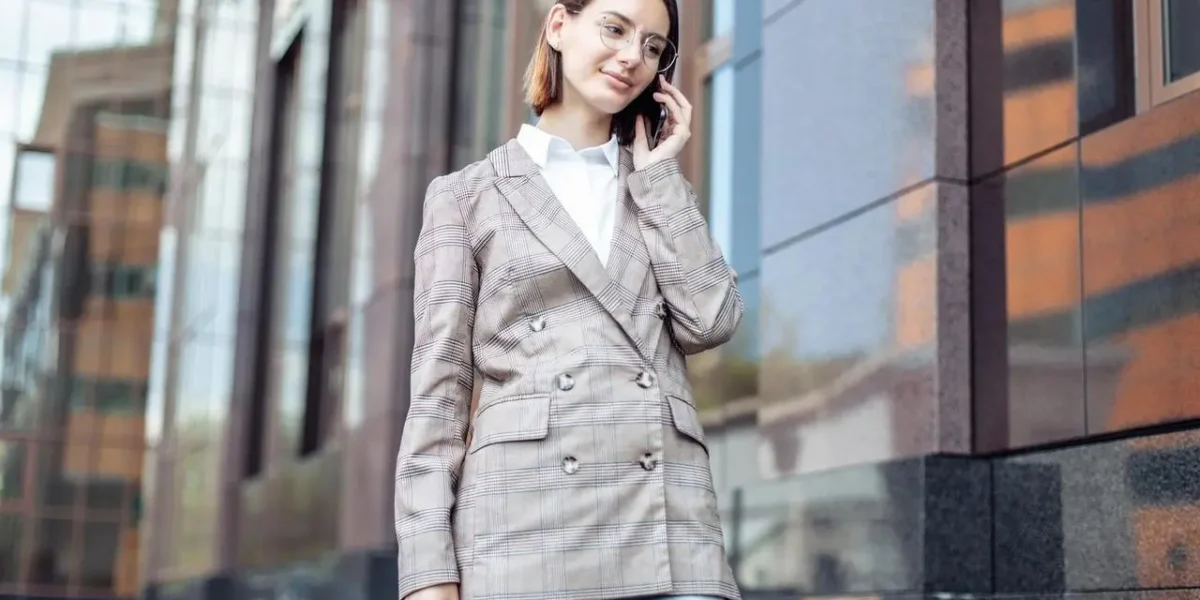 Jak nosić marynarki oversize na co dzień? Praktyczne porady dla kobiet