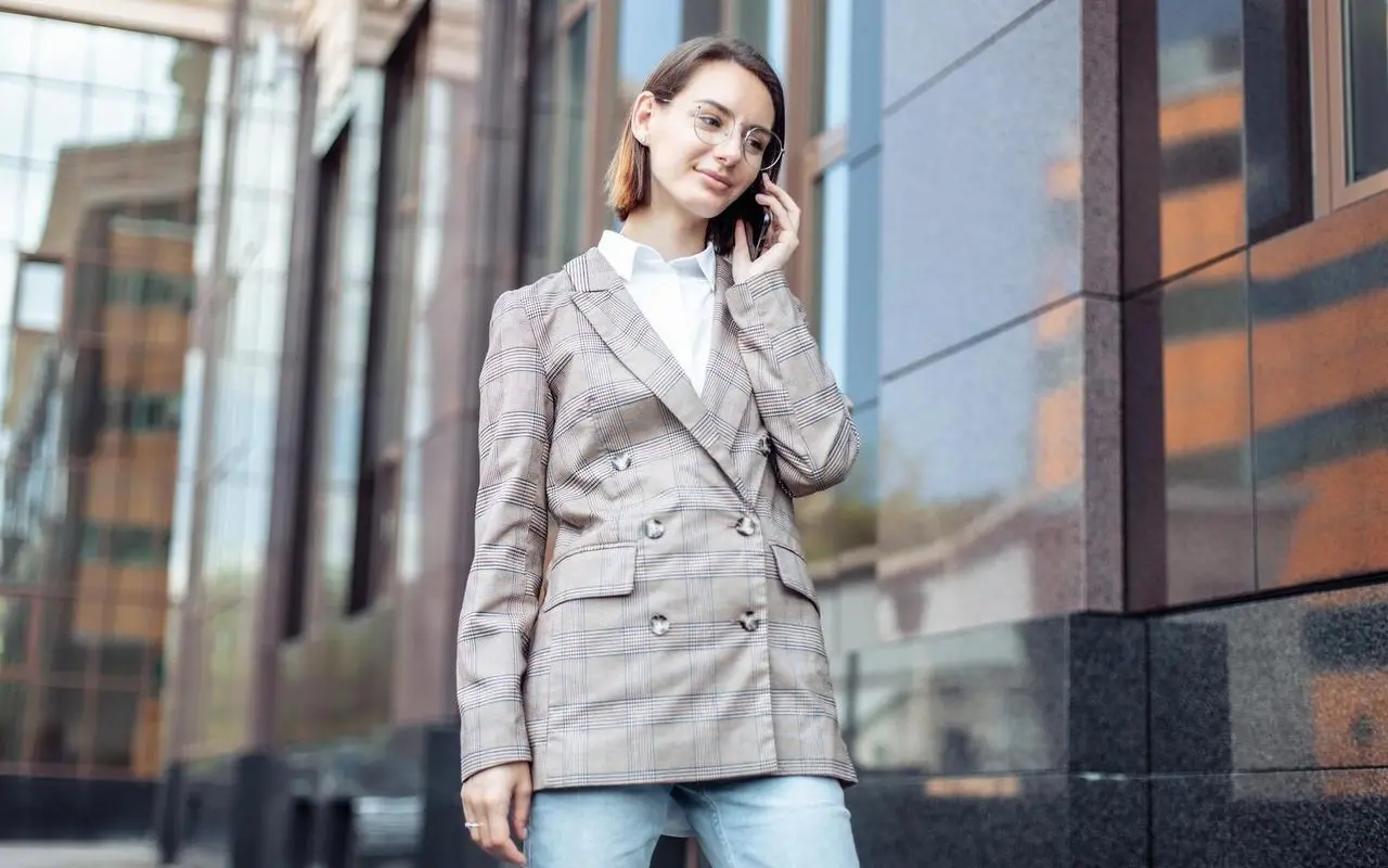 Jak nosić marynarki oversize na co dzień? Praktyczne porady dla kobiet