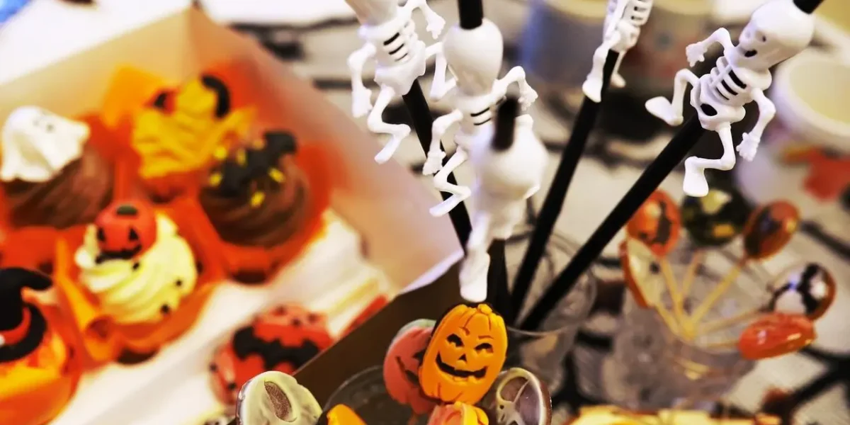 Jak urządzić tematyczne przyjęcie filmowe w domu na Halloween 2025?