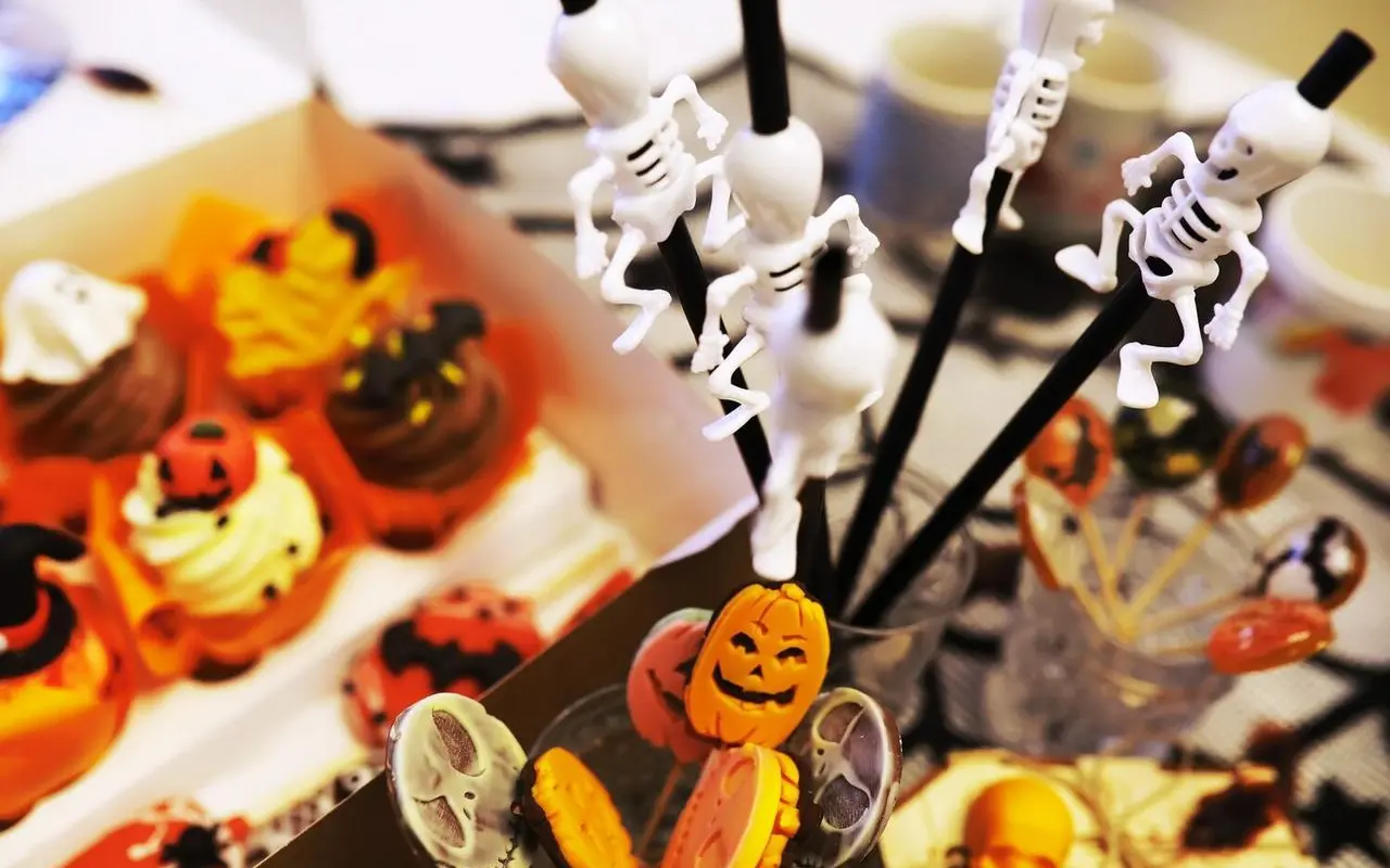 Jak urządzić tematyczne przyjęcie filmowe w domu na Halloween 2025?