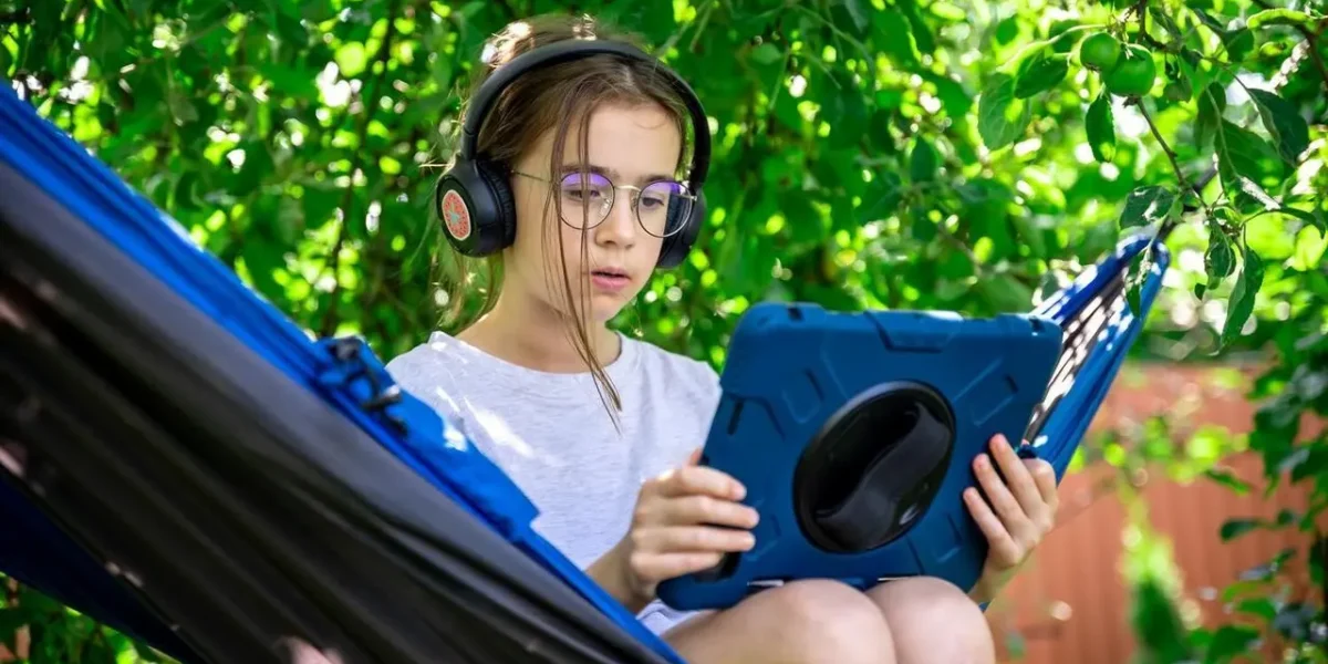 Jak wybierać audiobooki na długie podróże samochodem?