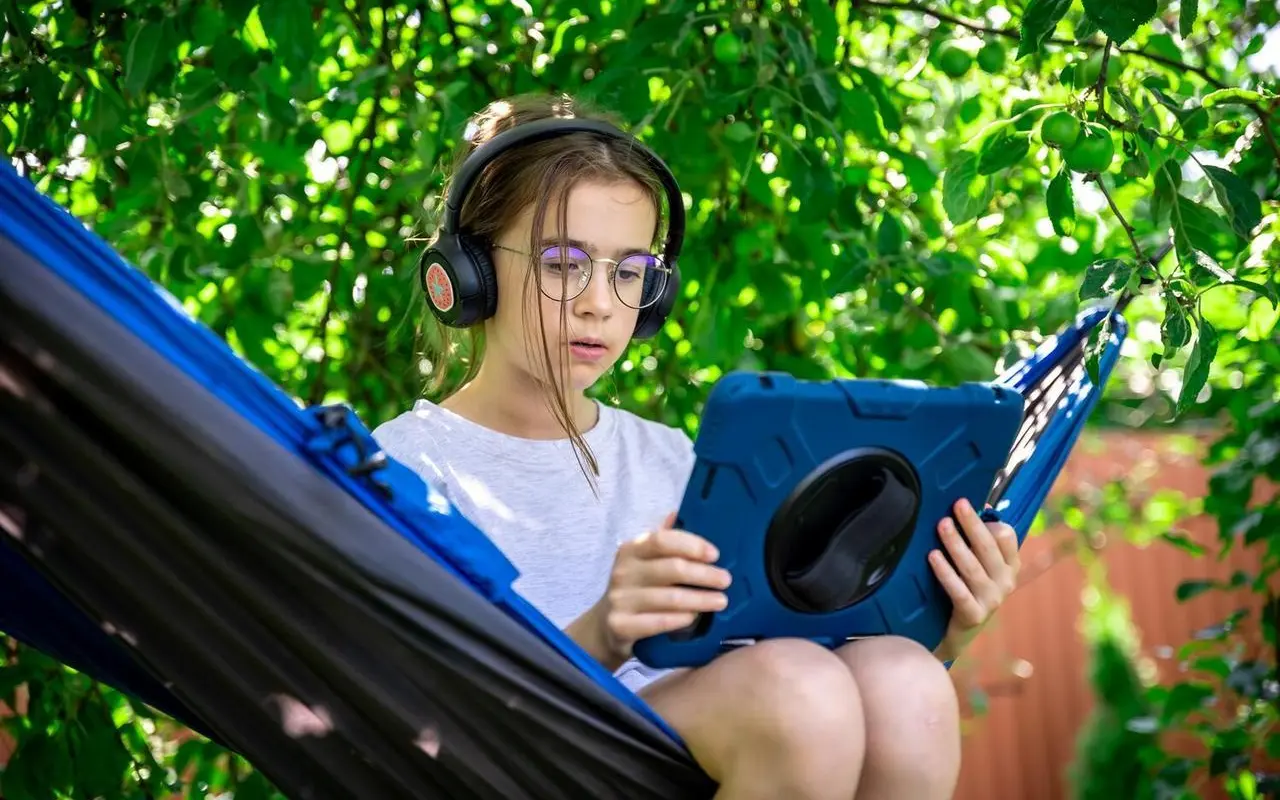 Jak wybierać audiobooki na długie podróże samochodem?