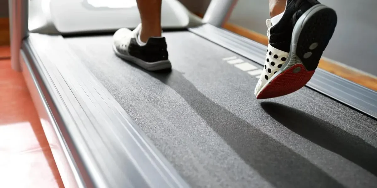 Jak wybrać domową bieżnię do mieszkania w bloku – poradnik 2025