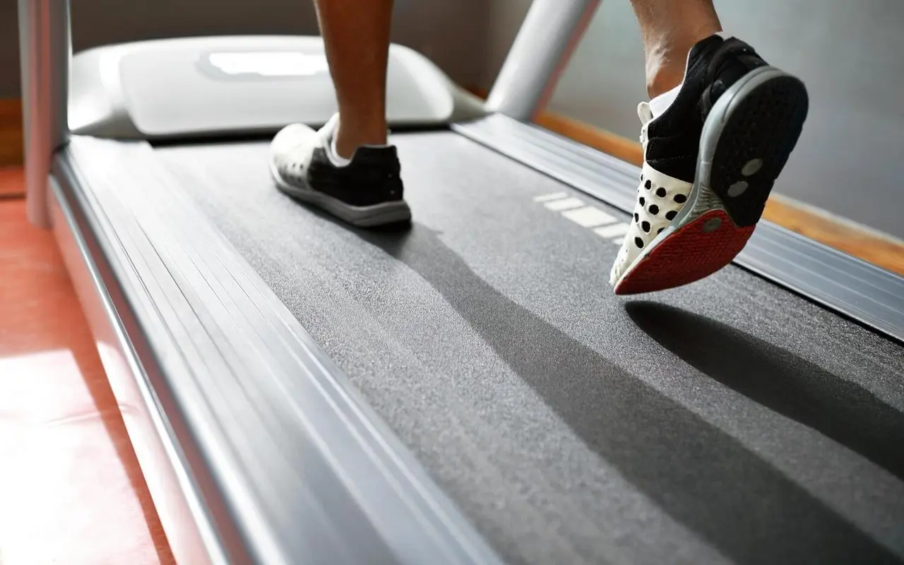 Jak wybrać domową bieżnię do mieszkania w bloku – poradnik 2025