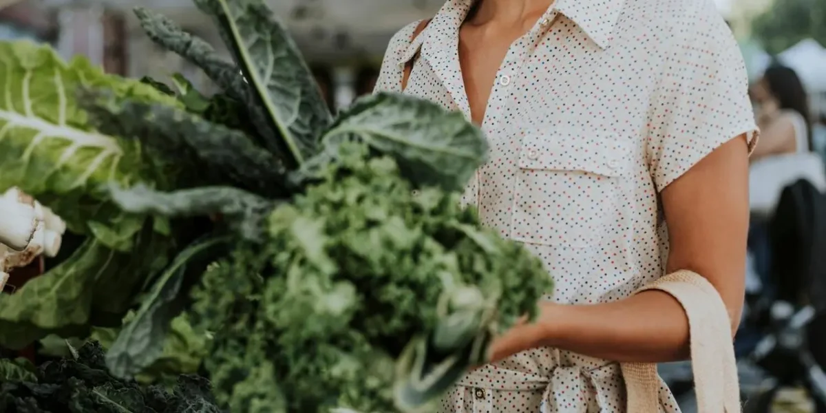 Wegańskie stylizacje – jak kompletować garderobę cruelty free?