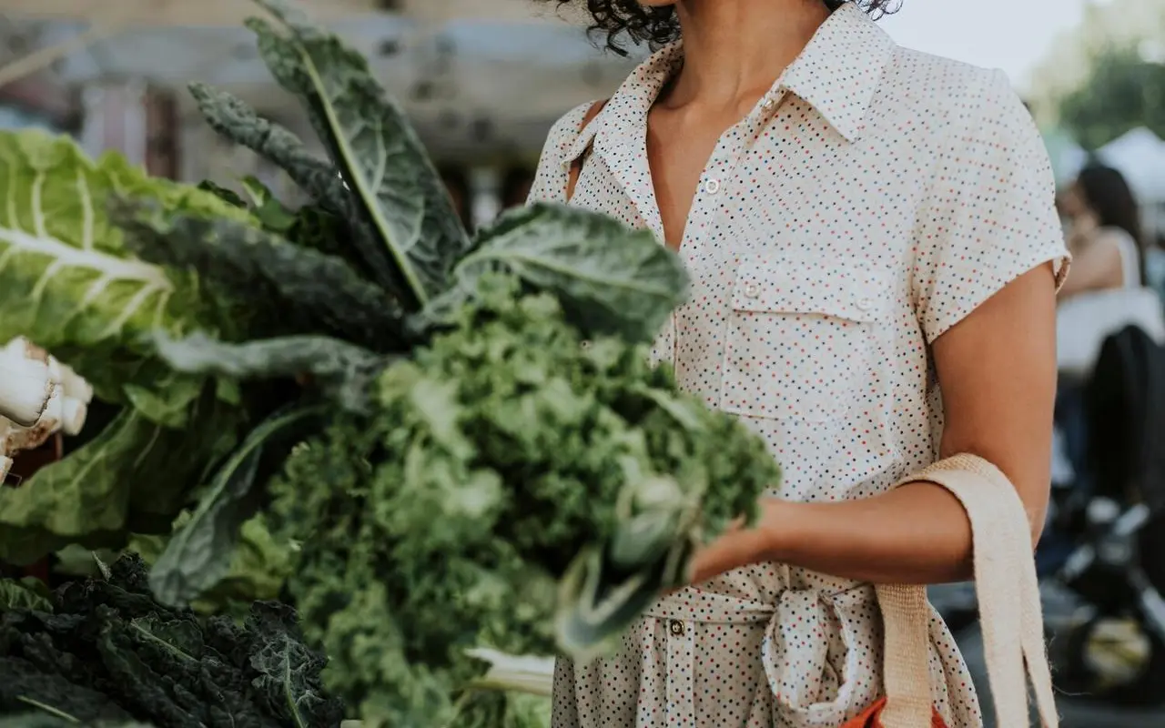 Wegańskie stylizacje – jak kompletować garderobę cruelty free?